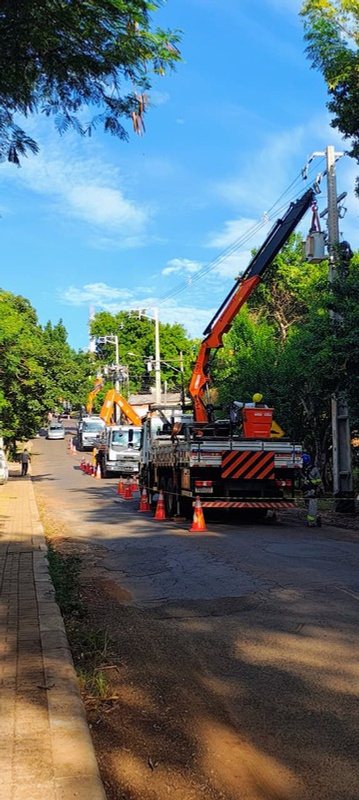 Equipe em obra de rede de distribuição - Copel